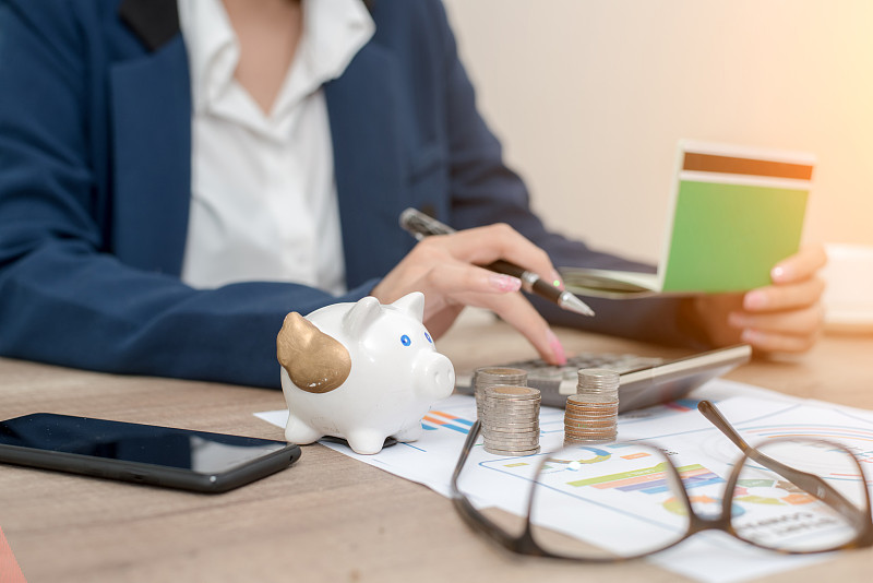 商业女性存钱图片下载