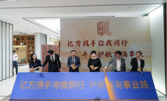 嘉宾们用金沙仪式,擘画出企业灿烂的航行蓝图