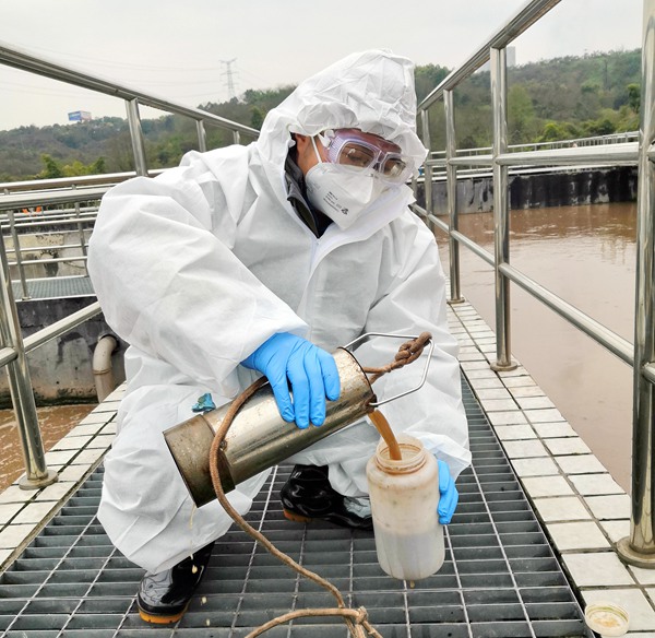 三峡水务水土排水公司工作人员取样送检。重庆水务集团供图