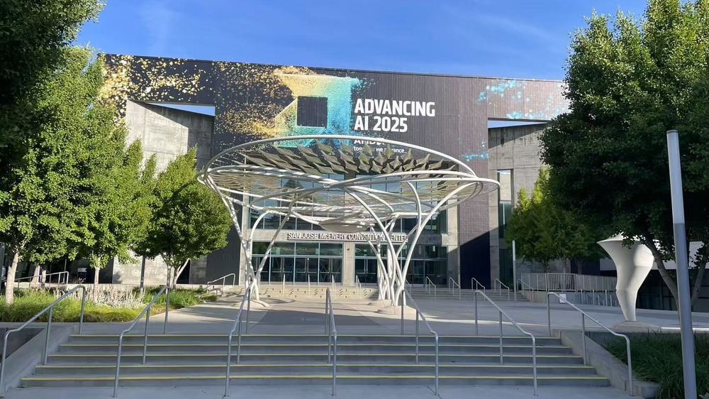 AMD于Advancing AI 2025峰会发布MI350系列AI加速器,推理性能较上一代提升了35倍