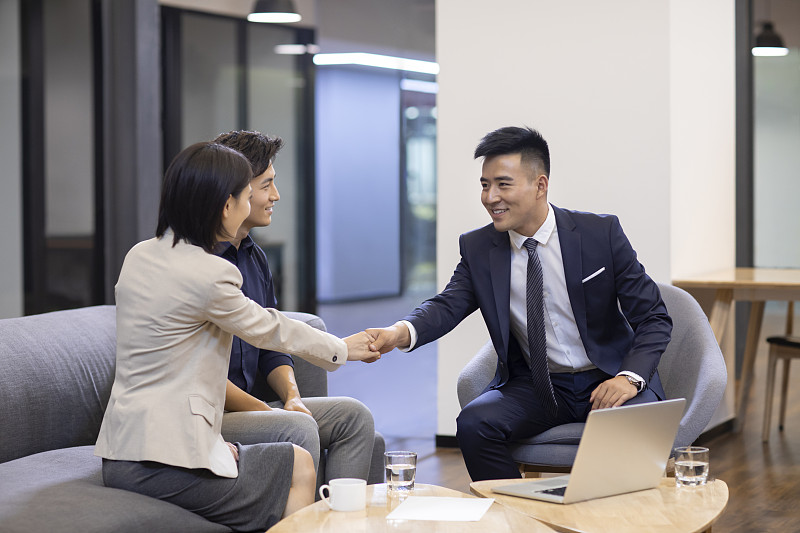 自信的商务人士在办公室握手图片下载