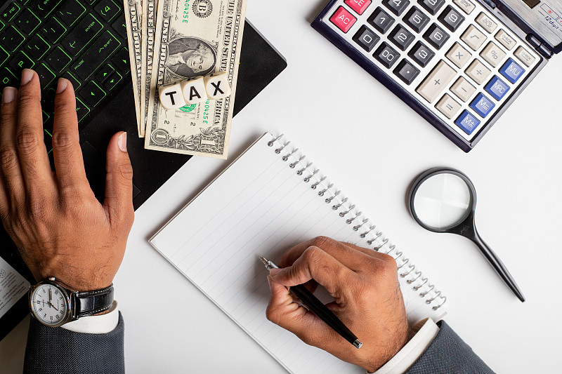 写在办公桌子上的税务字。图片下载