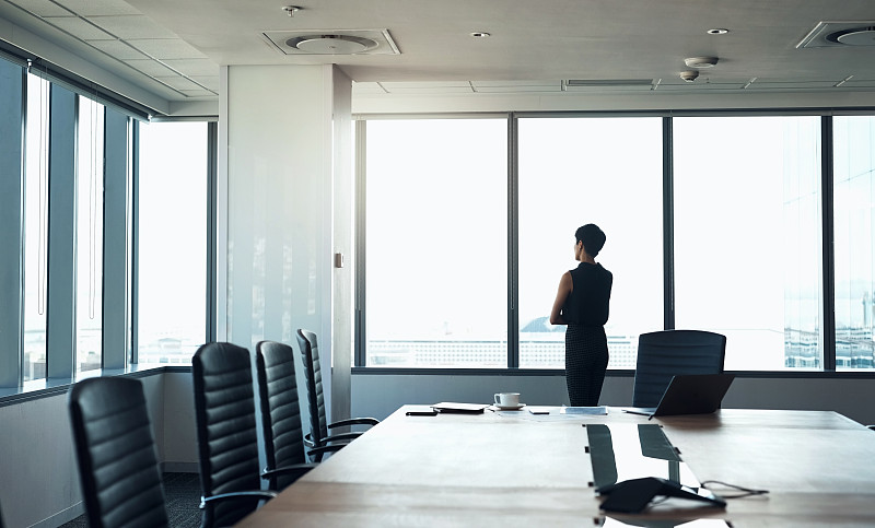 公司,窗口,和女人的成功,思考和想法的计划,机会和决定。董事会中的女性领导、经理和高管,与顾问或员工的想法或愿景图片下载