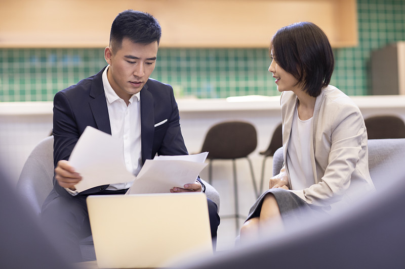 年轻商务男女在办公室讨论图片下载