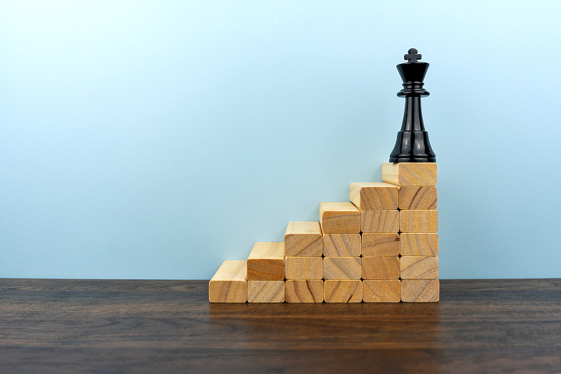 木块台阶上的棋王图片下载