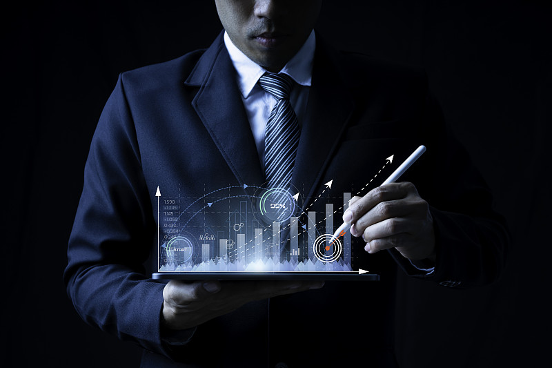 成功商人分析黑色背景下的财务规划图表图片下载