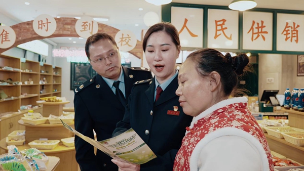 重庆市沙坪坝区税务局”谢璐工作室“税务青年走进磁器口街道商铺,宣传税费优惠政策,问需解困。市税务局供图