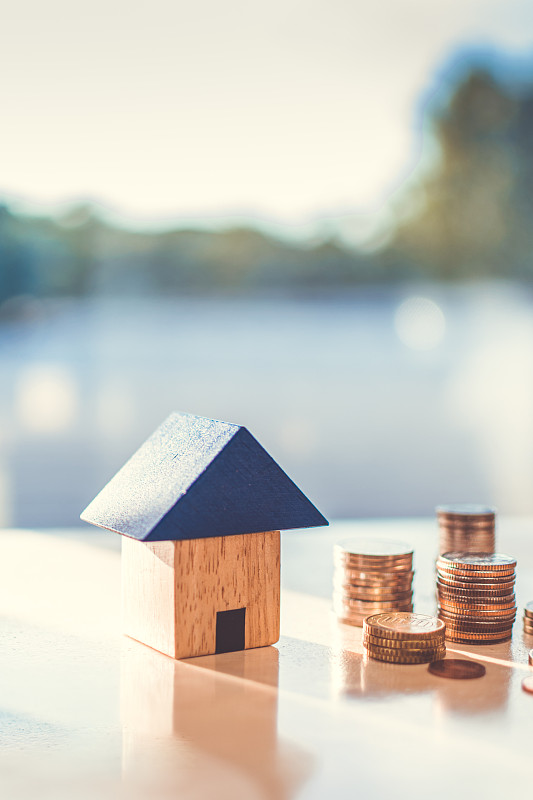 家的概念,家的储蓄,卖房子,钱和房子图片下载