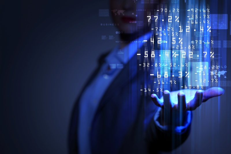 手里拿着金融符号的女商人图片下载