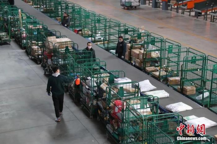 资料图：2月20日，宁夏银川邮政分拣中心的员工在对邮件进行消毒。宁夏多家快递公司已陆续恢复到正常运营模式。/p中新社记者 于晶 摄