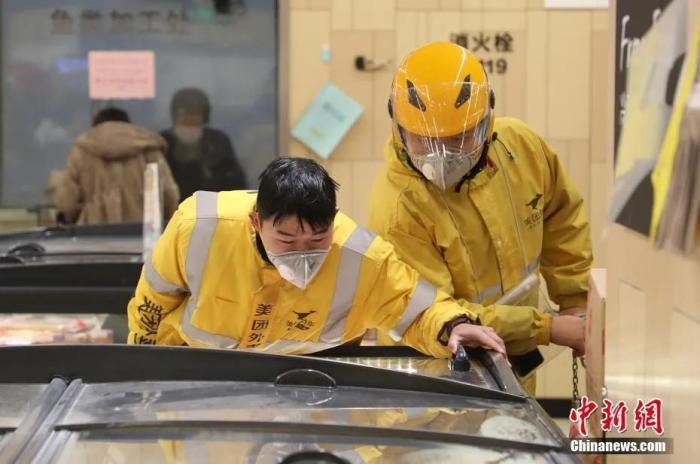 资料图：2月7日，浙江杭州，两位外卖派送人员戴着口罩在超市取货。/p中新社记者 王伟臣 摄