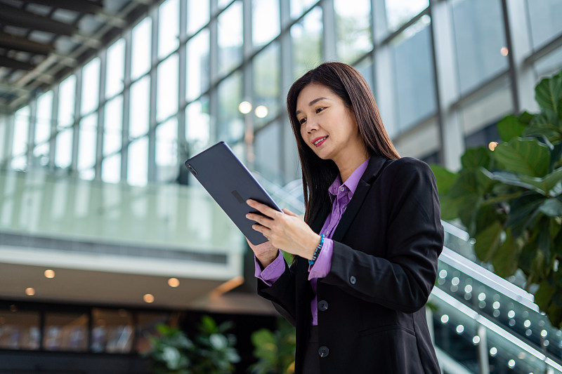 使用数码平板电脑的女商人图片下载