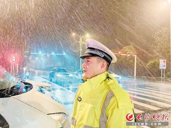 大雪中值守的岳麓交警。岳麓交警供图