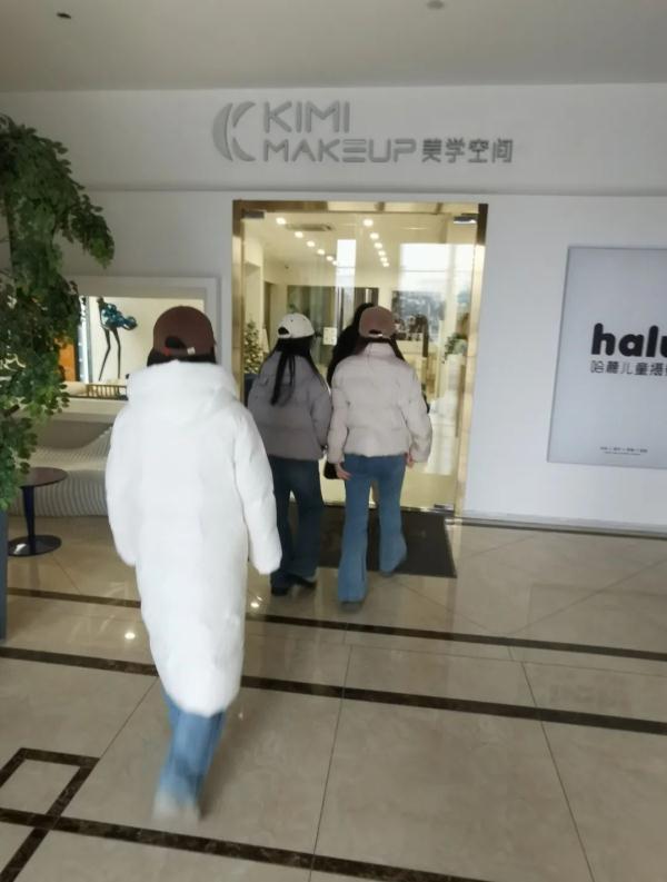 女子学化妆发现“老师自己都卡粉”,退费发现合同里有这样一句话