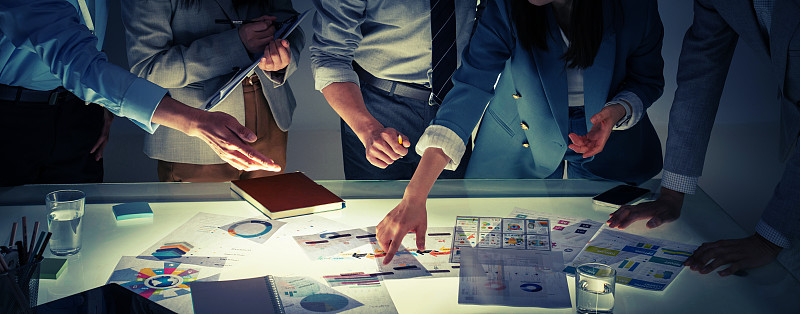 商务人士在办公室里讨论工作图片下载