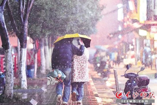 相拥而行的背影,让寒夜变得温暖。长沙晚报全媒体记者 王志伟 摄