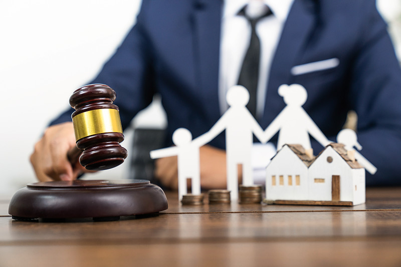 住房贷款法概念,住房保险法概念,房屋模型与木槌和钱在桌子上。前视图。空间的文本。图片下载