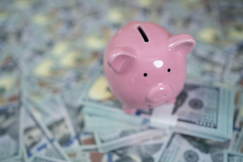 储蓄罐上有美元。图片下载
