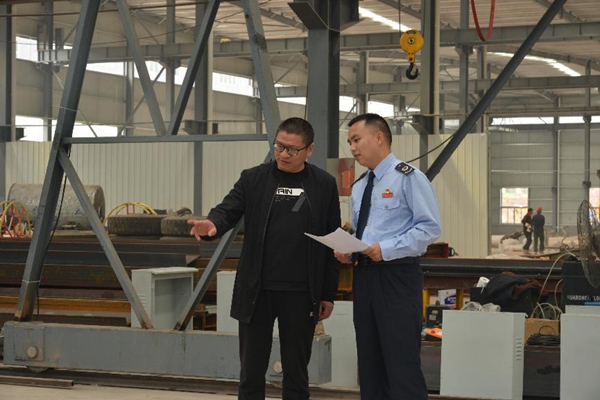 垫江县税务局“垫小二”工作室走进涪特智能装备(重庆)有限公司新建厂房,了解生产经营情况,宣传税收优惠政策。熊杰摄