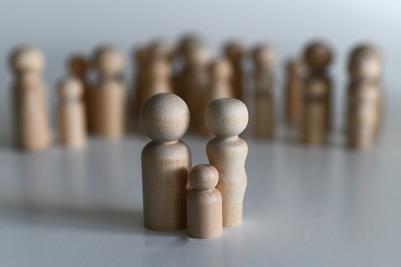 桌子上木制小雕像的特写图片下载