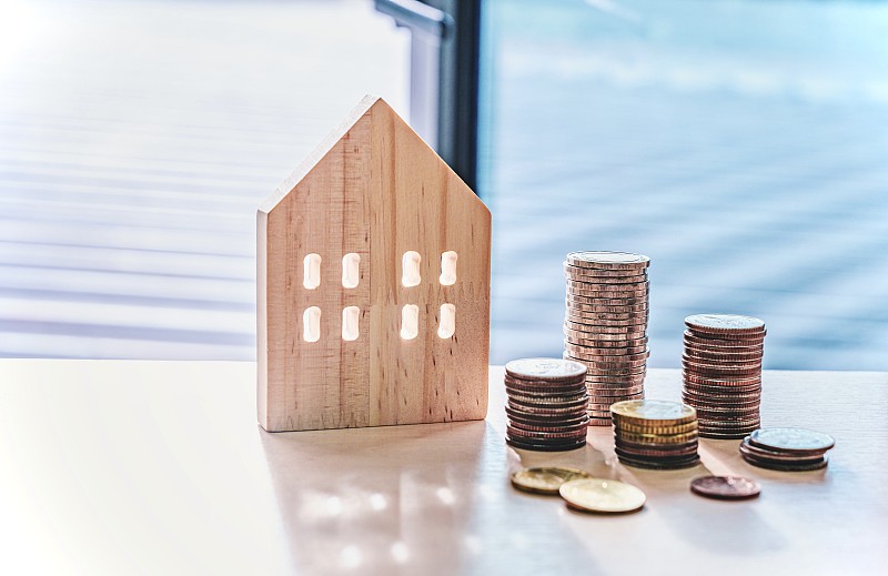 家的概念,家的储蓄,卖家,钱和房子图片下载